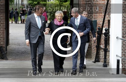 Vught 13 juni 2017
Herdenkingsdienst/ begrafenis van Sandra Reemer in kasteel Maurick. Erica Terpstra met Onno Hoes en Albert Verlinde