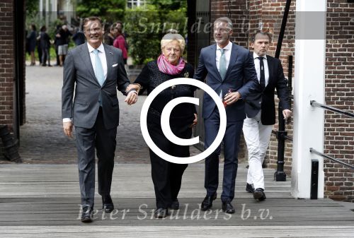 Vught 13 juni 2017
Herdenkingsdienst/ begrafenis van Sandra Reemer in kasteel Maurick. Erica Terpstra met Onno Hoes en Albert Verlinde