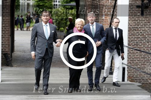 Vught 13 juni 2017
Herdenkingsdienst/ begrafenis van Sandra Reemer in kasteel Maurick. Erica Terpstra met Onno Hoes en Albert Verlinde