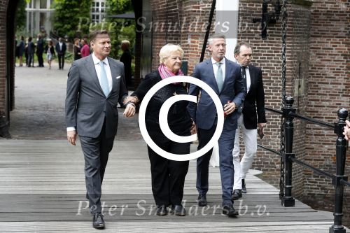 Vught 13 juni 2017
Herdenkingsdienst/ begrafenis van Sandra Reemer in kasteel Maurick. Erica Terpstra met Onno Hoes en Albert Verlinde