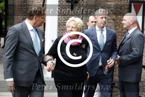 Vught 13 juni 2017
Herdenkingsdienst/ begrafenis van Sandra Reemer in kasteel Maurick. Erica Terpstra met Onno Hoes en Albert Verlinde