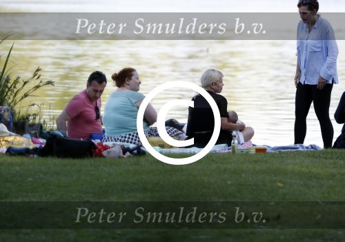 Amsterdam Amsterdamse Bos 17 juni 2017
Vincent Croiset met zijn zoons , zijn vriendin Tina de Bruin en hun baby Teddy , Annemarie Jung en Eva v d Gught met man en dochter