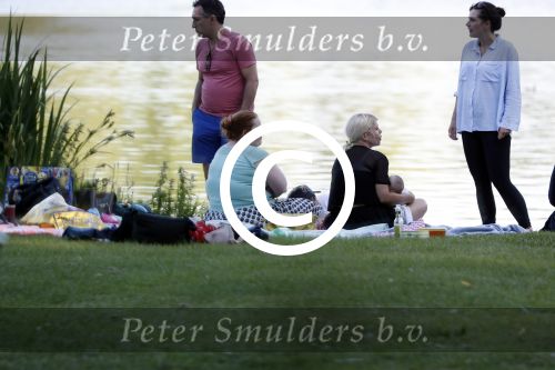 Amsterdam Amsterdamse Bos 17 juni 2017
Vincent Croiset met zijn zoons , zijn vriendin Tina de Bruin en hun baby Teddy , Annemarie Jung en Eva v d Gught met man en dochter