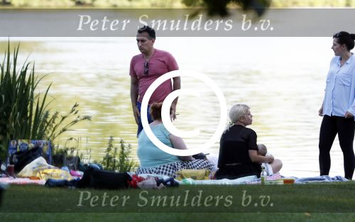 Amsterdam Amsterdamse Bos 17 juni 2017
Vincent Croiset met zijn zoons , zijn vriendin Tina de Bruin en hun baby Teddy , Annemarie Jung en Eva v d Gught met man en dochter