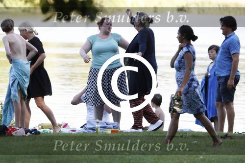 Amsterdam Amsterdamse Bos 17 juni 2017
Vincent Croiset met zijn zoons , zijn vriendin Tina de Bruin en hun baby Teddy , Annemarie Jung en Eva v d Gught met man en dochter