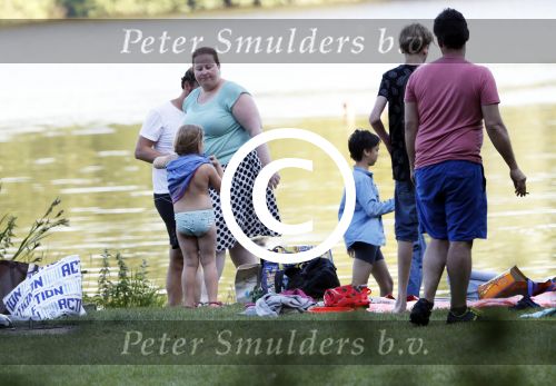 Amsterdam Amsterdamse Bos 17 juni 2017
Vincent Croiset met zijn zoons , zijn vriendin Tina de Bruin en hun baby Teddy , Annemarie Jung en Eva v d Gught met man en dochter