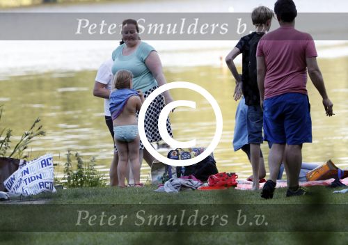 Amsterdam Amsterdamse Bos 17 juni 2017
Vincent Croiset met zijn zoons , zijn vriendin Tina de Bruin en hun baby Teddy , Annemarie Jung en Eva v d Gught met man en dochter