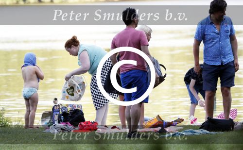 Amsterdam Amsterdamse Bos 17 juni 2017
Vincent Croiset met zijn zoons , zijn vriendin Tina de Bruin en hun baby Teddy , Annemarie Jung en Eva v d Gught met man en dochter
