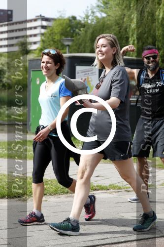 Amsterdam 17 mei 2017
Evelien de Bruijn en Bibian Mentel lopen mee in de marathon voor het Nederlands Kankerfonds (KWF). Vertrek wan bij het Antoni v Leeuwenhoek