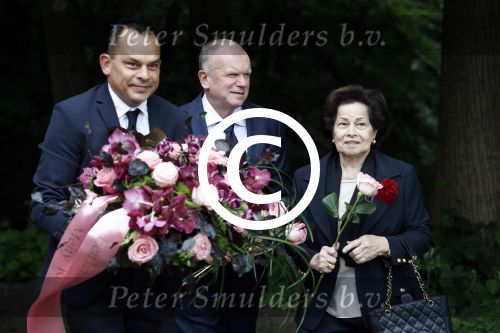 Vught 13 juni 2017
Herdenkingsdienst/ begrafenis van Sandra Reemer in kasteel Maurick. Evert Santegoeds met schoonmoeder en vriend Robert Halewijn