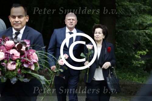 Vught 13 juni 2017
Herdenkingsdienst/ begrafenis van Sandra Reemer in kasteel Maurick. Evert Santegoeds met schoonmoeder en vriend Robert Halewijn