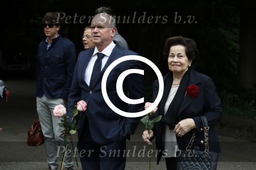 Vught 13 juni 2017
Herdenkingsdienst/ begrafenis van Sandra Reemer in kasteel Maurick. Evert Santegoeds met schoonmoeder en vriend Robert Halewijn