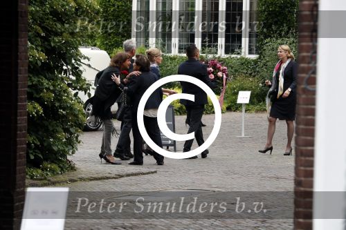 Vught 13 juni 2017
Herdenkingsdienst/ begrafenis van Sandra Reemer in kasteel Maurick. Evert Santegoeds met schoonmoeder en vriend Robert Halewijn