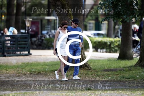 Laren 4 juni 2017
Ferri Somogyi met zijn nieuwe vriendin  NoÃ«lle van Stek  in het centrum van Laren.