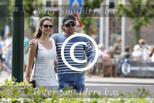 Laren 4 juni 2017
Ferri Somogyi met zijn nieuwe vriendin  NoÃ«lle van Stek  in het centrum van Laren.
