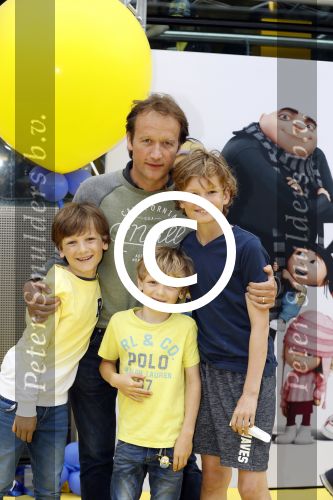 Amsterdam 17 juni 2017  
Premiere verschrikkelijke ikke in pathe arena. Frank Houben met kinderen