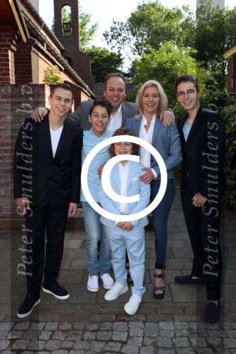 Fijnaart,21 Mei 2017
Eerste Heilige Communie van Lucas Bauer
Frans Bauer met Mariska Bauer Christiaan Bauer Jan Bauer Frans Bauer en Lucas