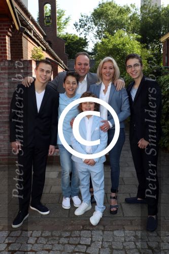 Fijnaart,21 Mei 2017
Eerste Heilige Communie van Lucas Bauer
Frans Bauer met Mariska Bauer Christiaan Bauer Jan Bauer Frans Bauer en Lucas