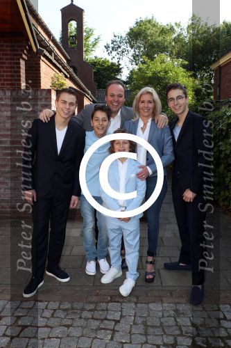 Fijnaart,21 Mei 2017
Eerste Heilige Communie van Lucas Bauer
Frans Bauer met Mariska Bauer Christiaan Bauer Jan Bauer Frans Bauer en Lucas