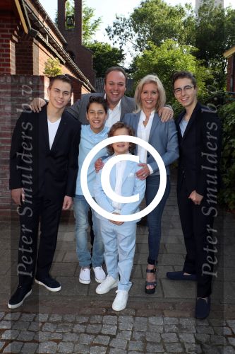 Fijnaart,21 Mei 2017
Eerste Heilige Communie van Lucas Bauer
Frans Bauer met Mariska Bauer Christiaan Bauer Jan Bauer Frans Bauer en Lucas