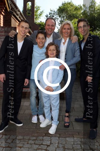 Fijnaart,21 Mei 2017
Eerste Heilige Communie van Lucas Bauer
Frans Bauer met Mariska Bauer Christiaan Bauer Jan Bauer Frans Bauer en Lucas