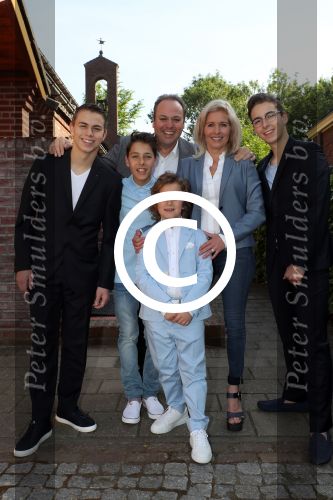 Fijnaart,21 Mei 2017
Eerste Heilige Communie van Lucas Bauer
Frans Bauer met Mariska Bauer Christiaan Bauer Jan Bauer Frans Bauer en Lucas