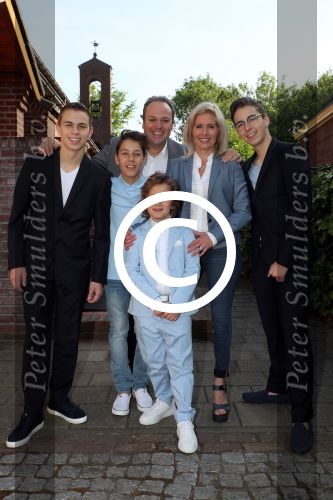 Fijnaart,21 Mei 2017
Eerste Heilige Communie van Lucas Bauer
Frans Bauer met Mariska Bauer Christiaan Bauer Jan Bauer Frans Bauer en Lucas