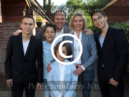 Fijnaart,21 Mei 2017
Eerste Heilige Communie van Lucas Bauer
Frans Bauer met Mariska Bauer Christiaan Bauer Jan Bauer Frans Bauer en Lucas