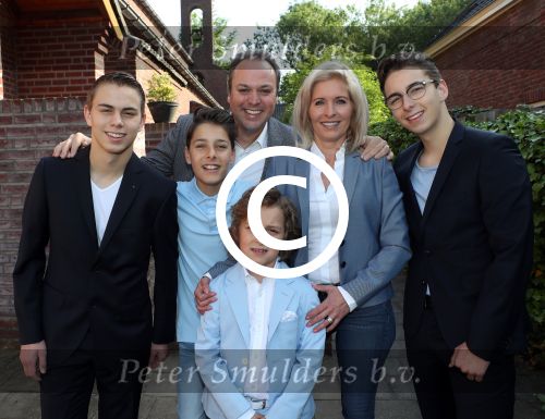 Fijnaart,21 Mei 2017
Eerste Heilige Communie van Lucas Bauer
Frans Bauer met Mariska Bauer Christiaan Bauer Jan Bauer Frans Bauer en Lucas