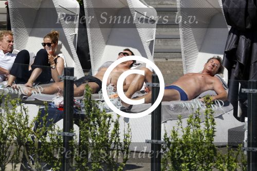 Amsterdam 26 mei 2017
De toppers Gerard Joling en Jeroen v d Boom met zijn vrouw Dani en Wino Omtzigt in hetb zonnetje bij het Amstel Hotel