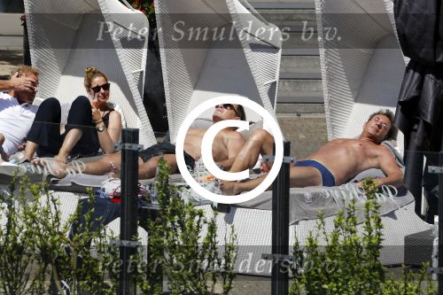 Amsterdam 26 mei 2017
De toppers Gerard Joling en Jeroen v d Boom met zijn vrouw Dani en Wino Omtzigt in hetb zonnetje bij het Amstel Hotel