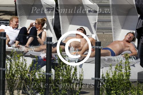 Amsterdam 26 mei 2017
De toppers Gerard Joling en Jeroen v d Boom met zijn vrouw Dani en Wino Omtzigt in hetb zonnetje bij het Amstel Hotel