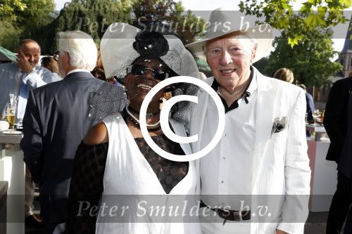 Haarzuilens 21 juni 2017
Haringparty bij kasteel de Haar. Gerda Havertong met man