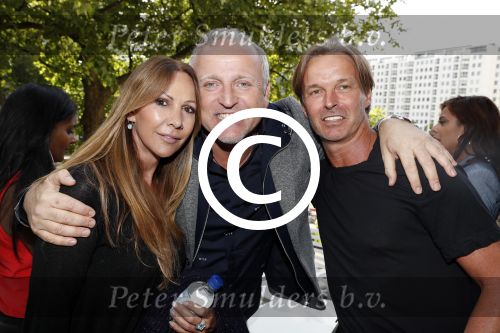 Rotterdam 16 juni 2017
Opening blushing Rotterdam van Gordon . Gordon met Bennie Dekker en zijn vrouw