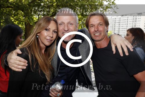 Rotterdam 16 juni 2017
Opening blushing Rotterdam van Gordon . Gordon met Bennie Dekker en zijn vrouw
