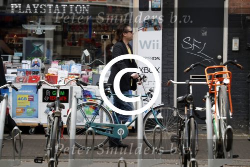 Amsterdam 23 mei 2017
Hans Teeuwen op de fiets in Amsterdam