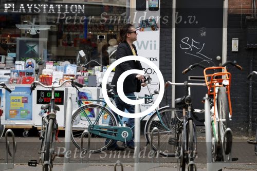 Amsterdam 23 mei 2017
Hans Teeuwen op de fiets in Amsterdam
