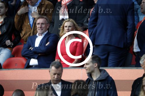Rotterdam 9 juni 2017Hans v Breukelen met zijn vriendin Carolein op de trivbune bij Nederland - Luxemburg in de kuip