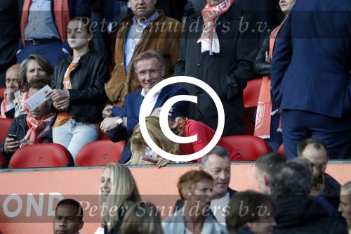 Rotterdam 9 juni 2017Hans v Breukelen met zijn vriendin Carolein op de trivbune bij Nederland - Luxemburg in de kuip