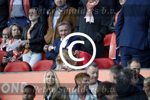 Rotterdam 9 juni 2017Hans v Breukelen met zijn vriendin Carolein op de trivbune bij Nederland - Luxemburg in de kuip