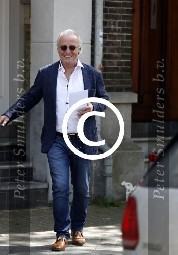 Amsterdam 22 mei 2017 
Huub Stapel bellend op straat
