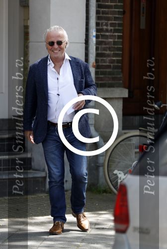Amsterdam 22 mei 2017 
Huub Stapel bellend op straat