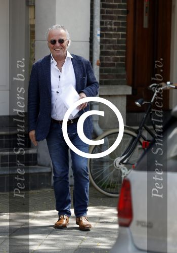 Amsterdam 22 mei 2017 
Huub Stapel bellend op straat