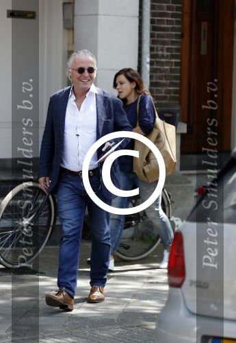 Amsterdam 22 mei 2017 
Huub Stapel bellend op straat