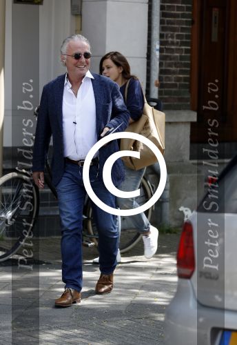 Amsterdam 22 mei 2017 
Huub Stapel bellend op straat