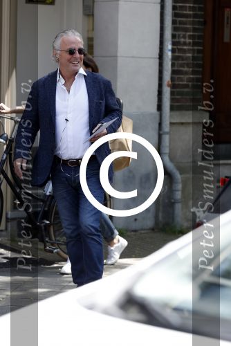 Amsterdam 22 mei 2017 
Huub Stapel bellend op straat