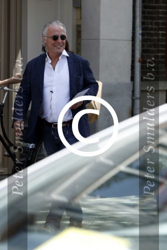 Amsterdam 22 mei 2017 
Huub Stapel bellend op straat
