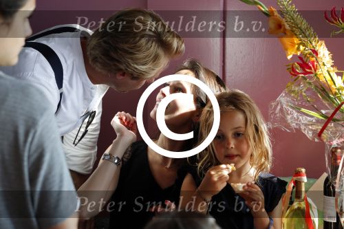 Zandvoort 1 juni 2017 
Boekpresentatie Peter Romer en zijn vrouw Anet Hock in standtent Rapa Nui . Hun kinderen waaronder Thijs en Nienke kregen het eerste boek. Het boek heet en nu ik! Thijs kwam voor het eerst met zijn nieuwe vriendin Igone de Jongh en zijn dochter Sammie