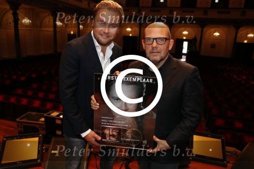 Amsterdam 15 mei 2017
Wesly Bronkhorst 15 jaar artiest in het concertgebouw. Jaap v Zweeden reikt eerste cd uit
