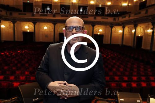 Amsterdam 15 mei 2017
Wesly Bronkhorst 15 jaar artiest in het concertgebouw. Jaap v Zweeden reikt eerste cd uit